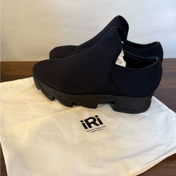 iRi WES I Womens size 8 Black Low Top Sneaker - Picture 2 of 8